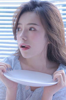 美女被摁在浴室强吻